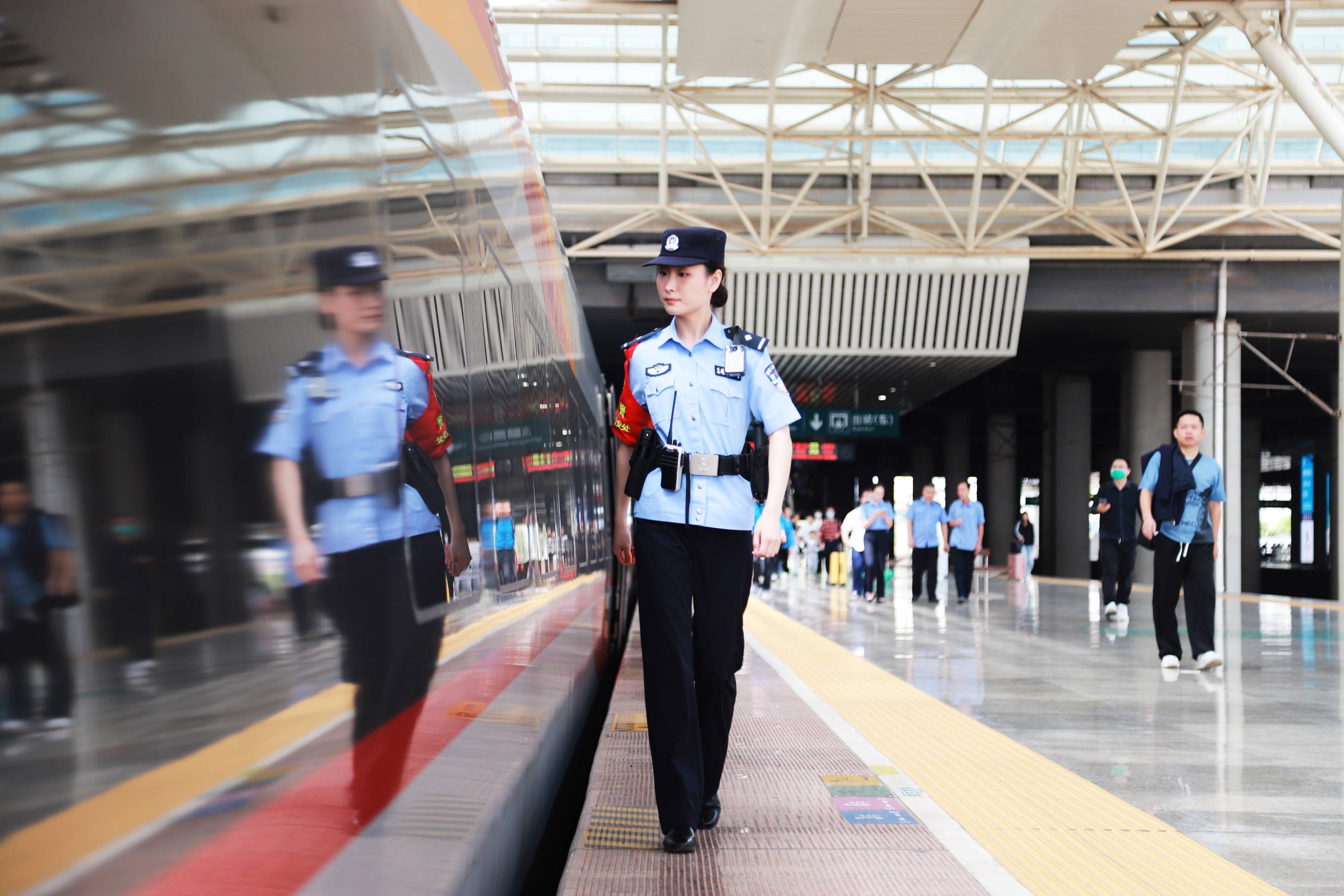 像这样帮助旅客的故事还有很多,前不久,乘警陈玉洁在值乘时,听到车厢
