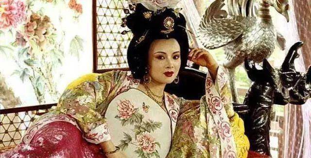 马嵬坡之变,唐玄宗眼睁睁看着杨贵妃自缢,却没法救她_李隆基_杨玉环