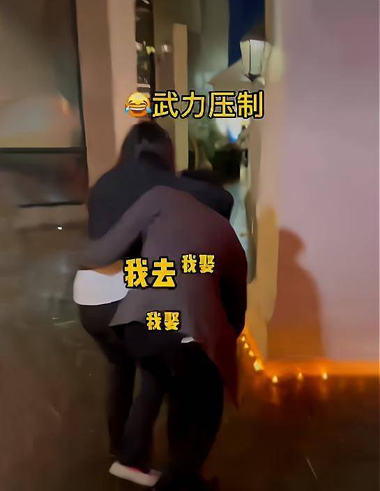 女生下跪给男朋友道歉图片