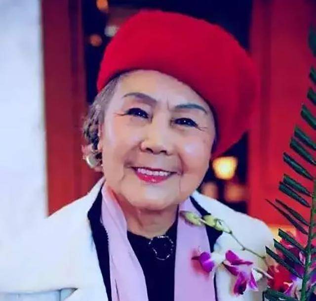 中国90岁不老女神学穿搭上大学,还开通博客,老了就不能优雅了_周玲