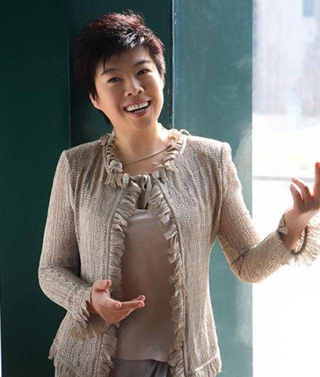 从国学大师到万人唾弃,被北大学子轰下台的于丹,到底怎么了?