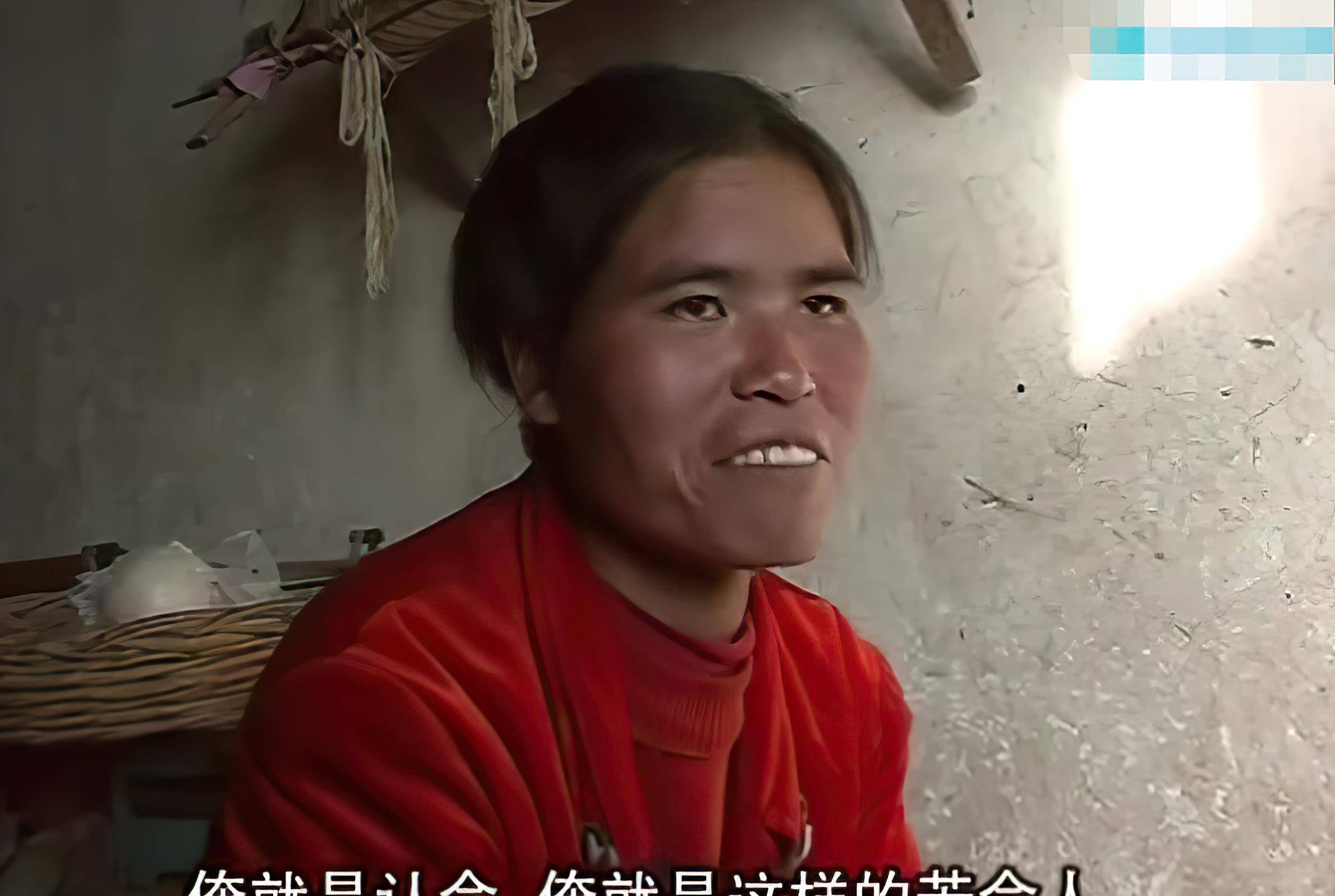 难得的是这样一张脸上却永远挂着笑容,因为罗小佳灰头土脸,皮肤被晒得