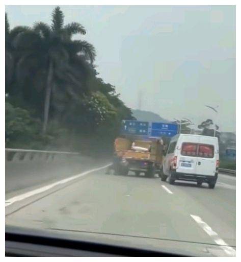 惊险!佛山1工程车溜波失控,男子死抓车尾被拖着甩来甩去连撞3次