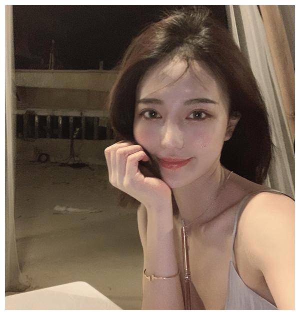 也没有闲着,除了游走于张科锋和徐震宇两个男人之间,她还在外与陈某鹏