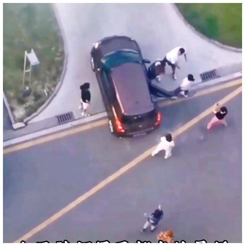 新人换旧人!江苏男子带现女友殴打前女友,网友痛彻心扉