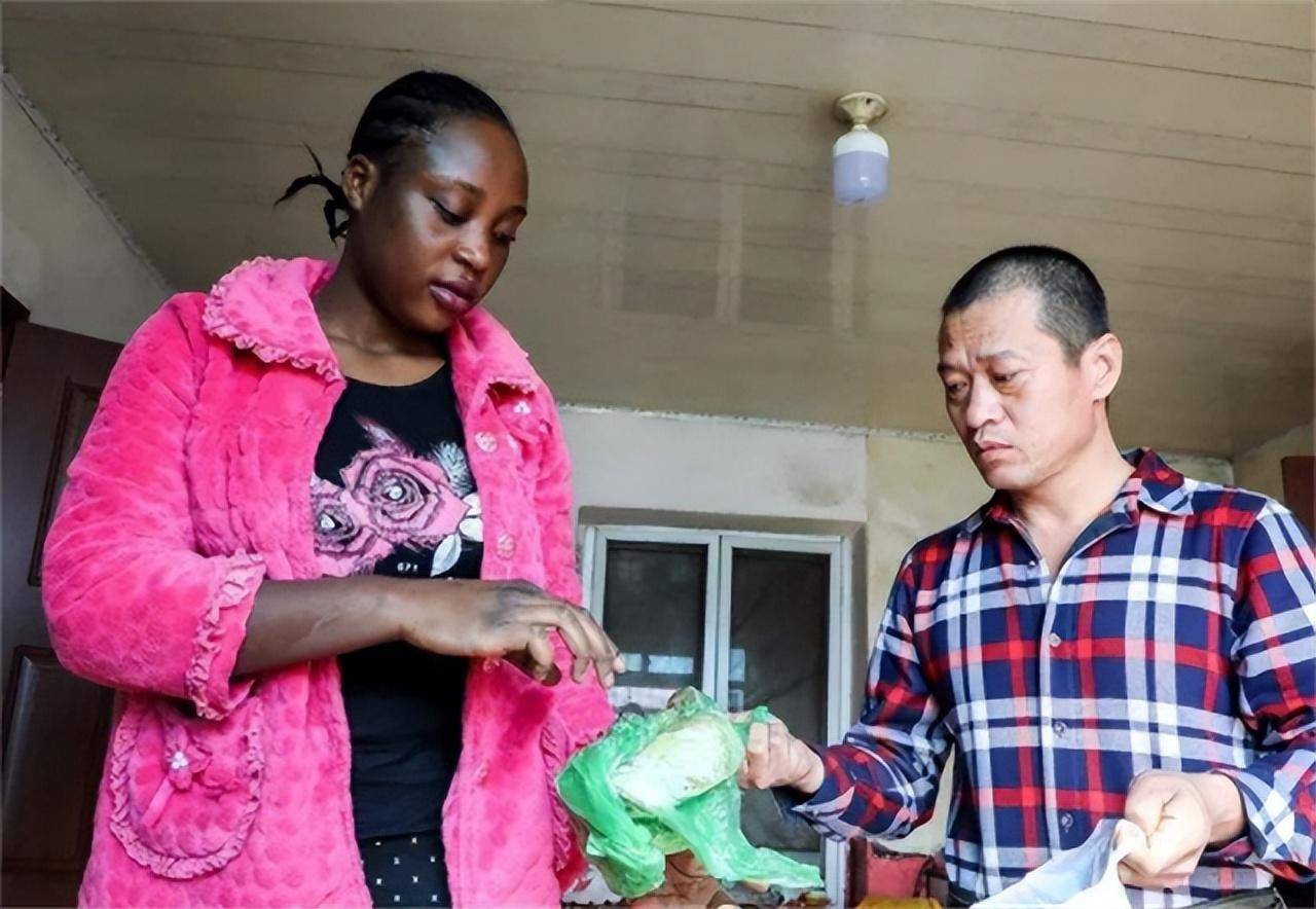 回顾非洲姑娘与大16岁东北人结婚,婆婆诸多怨气,今离婚带娃回非洲