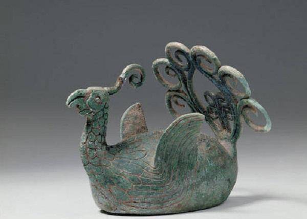 根据棺中文物,墓主性别和相关史书记载揭下铜棺神秘面纱大波那青铜棺