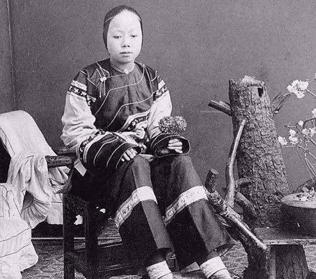 "纤妙说应难,须从掌上看",古代为何要用裹小脚的方式对待女性