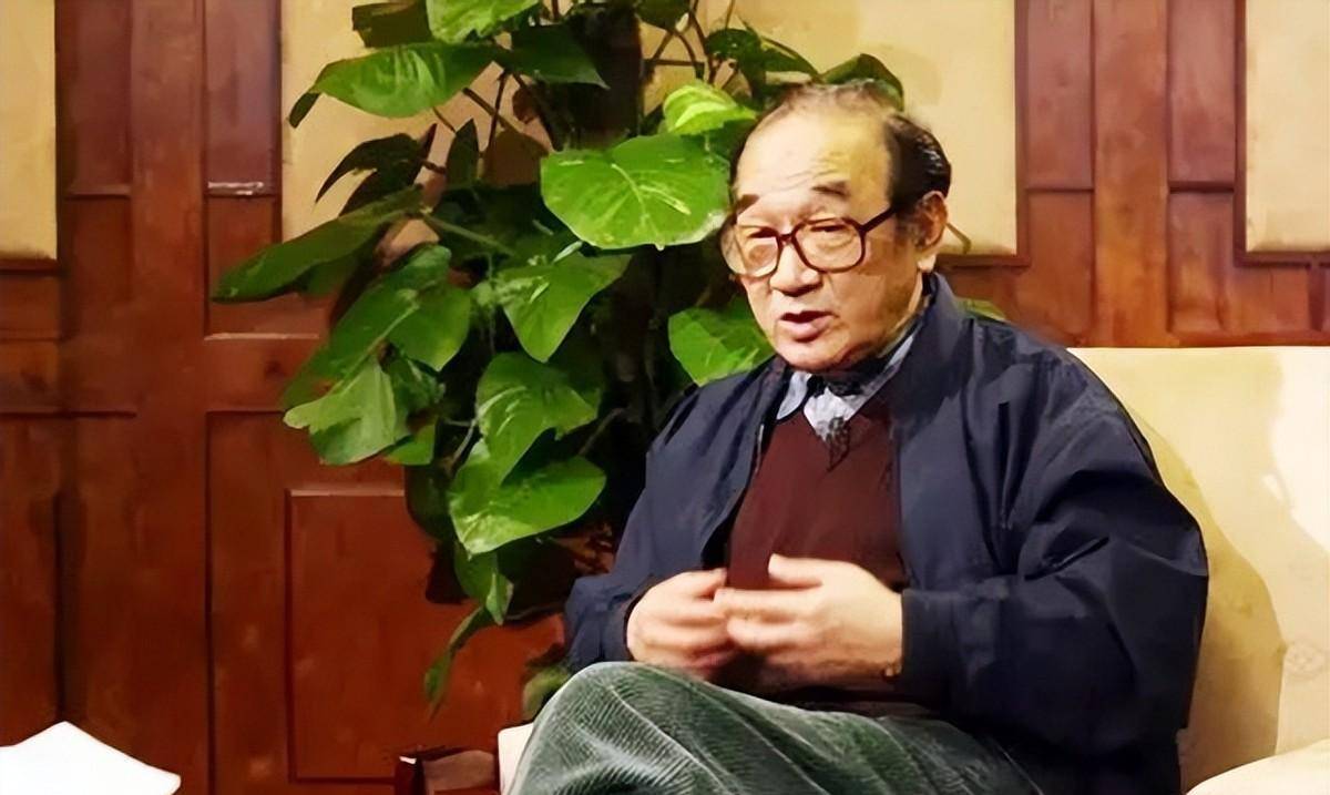 2017年严顺开葬礼现场,"儿媳"翁虹掩面痛哭