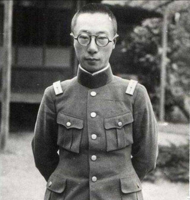 末代皇帝溥仪有一才能,在皇帝中排名第一,可惜封建社会不接受