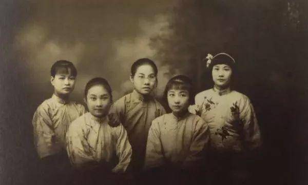 图片[2]-错误的婚约，红颜祸水，中年丧夫，世事梦一场，破茧81年，她终成蝶-华闻时空