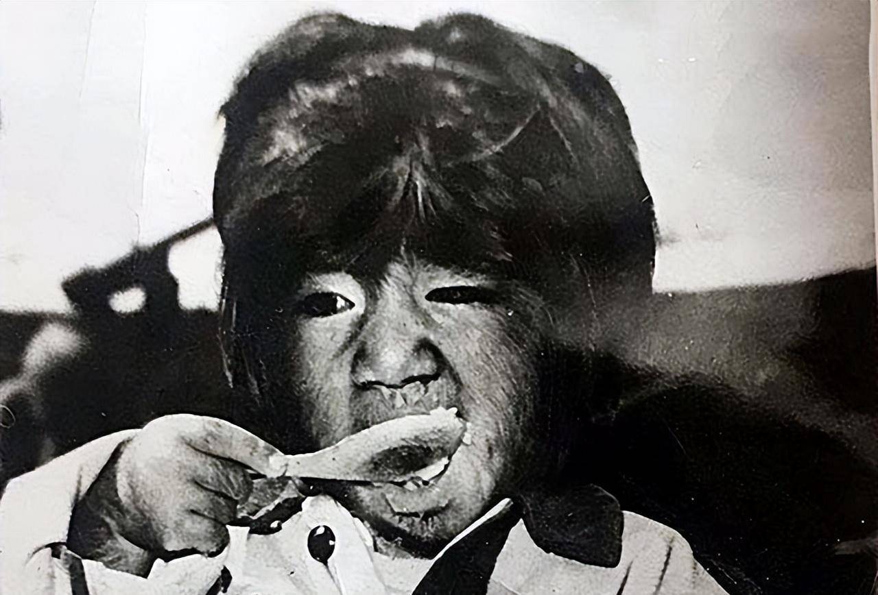 当年轰动一时的"毛孩":42岁娶90后娇妻,生下一子未遗传长毛