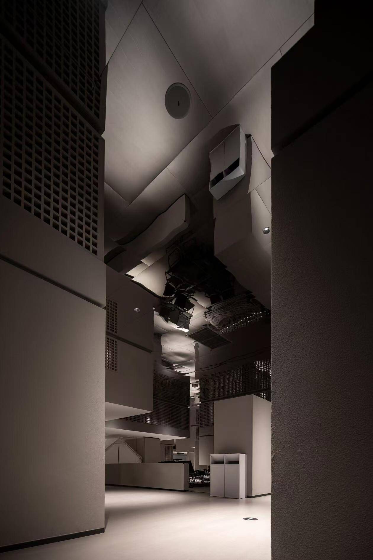 — 镜面黑钛不锈钢蜂窝板吊顶