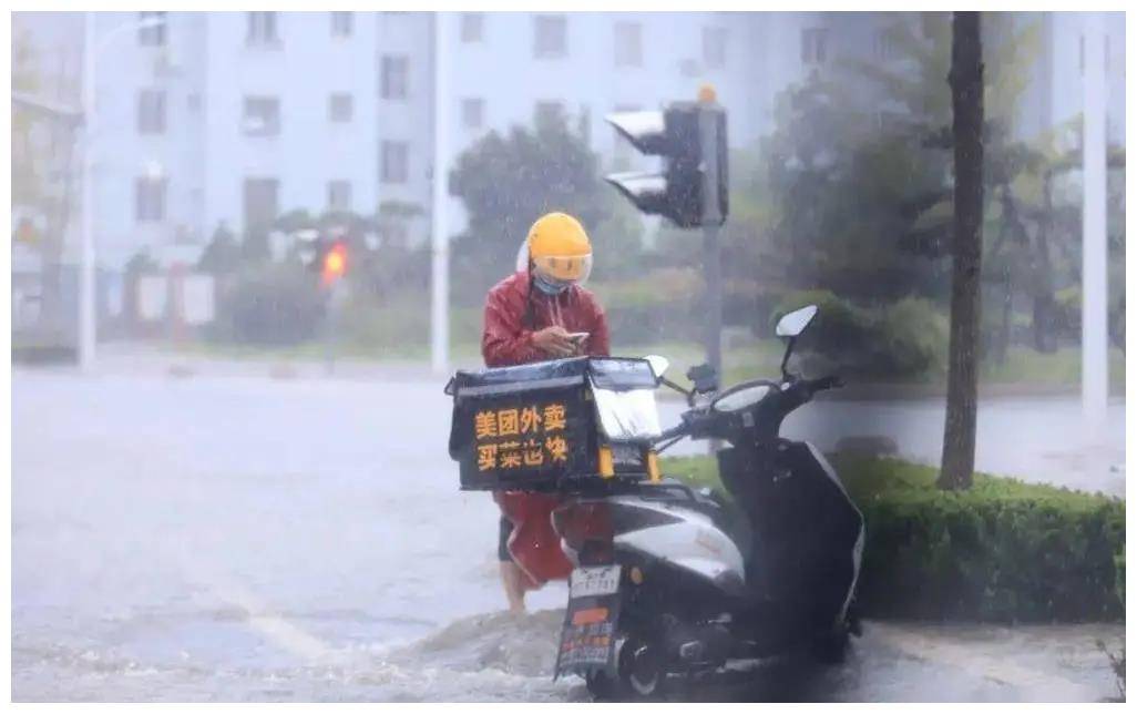 外卖小哥下雨送餐图片图片