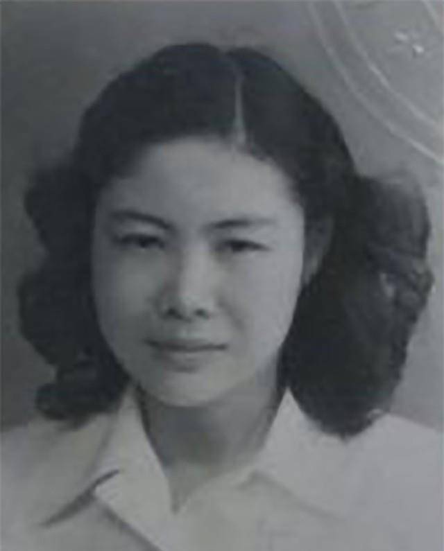 万般无奈下,刚刚读大二的苏青只能向学校请了假,回家结婚.