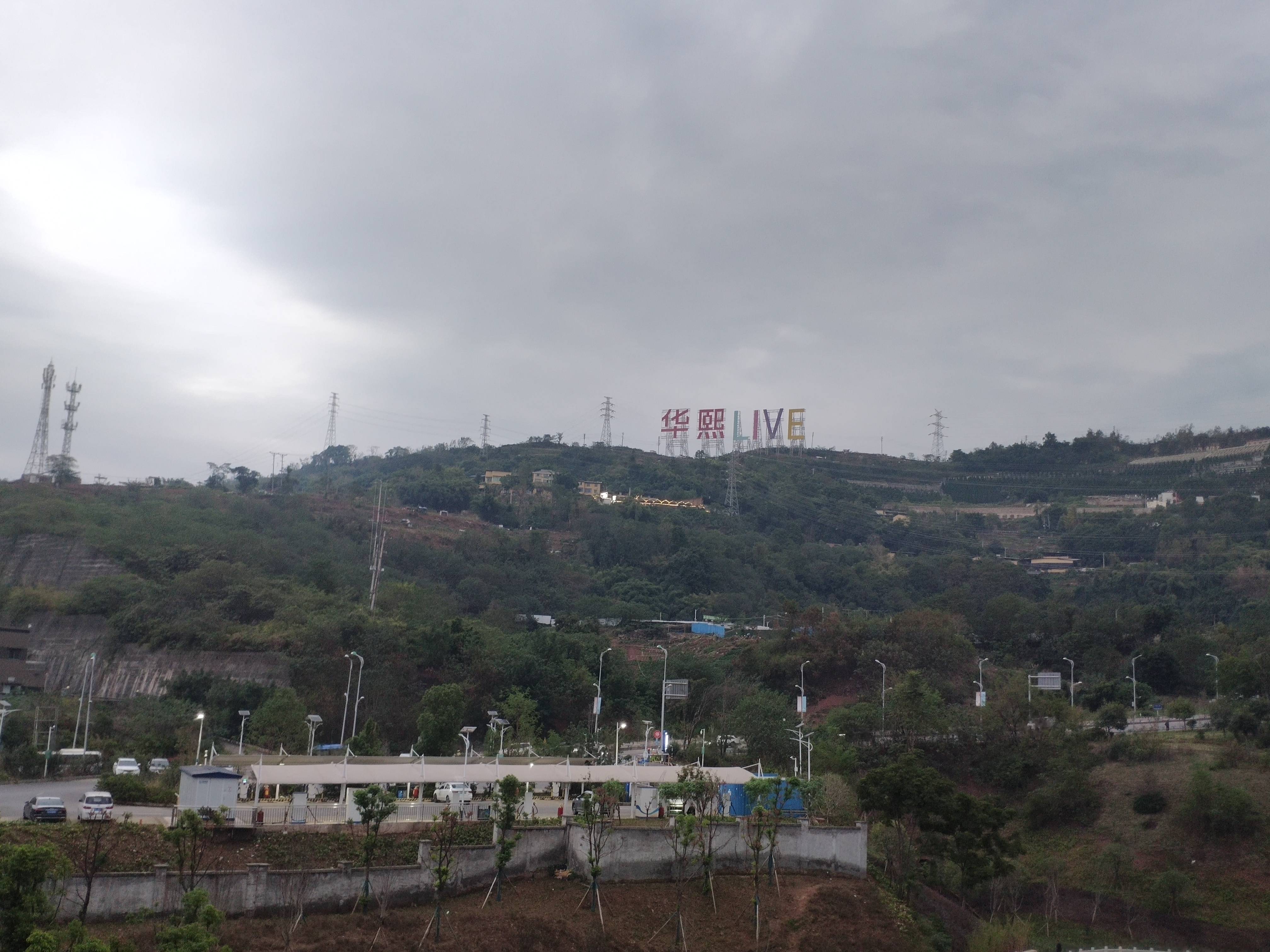 此外,华熙live附近还坐落着云篆山水公租房,这个公租房区域内,不仅