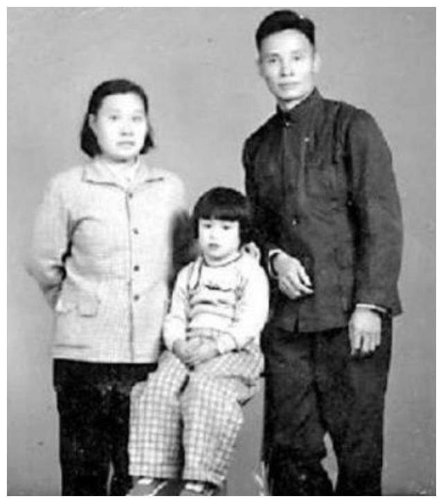 战时模范夫妻,建国后王近山却宁断前程也要离婚,女儿:理解父亲
