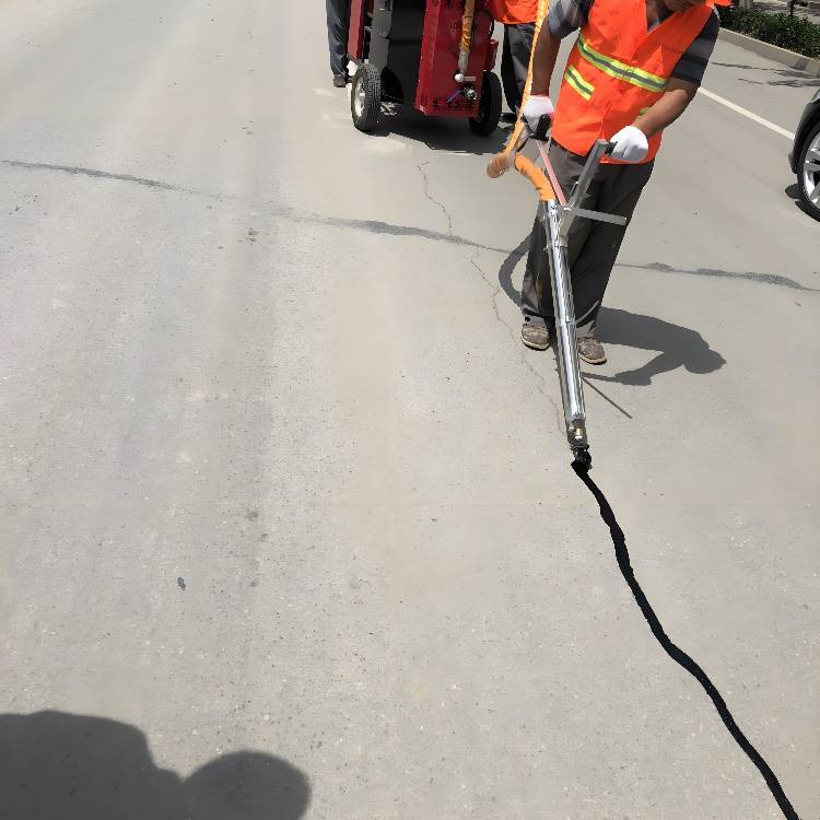道路沥青灌缝胶在路面裂缝中的应用