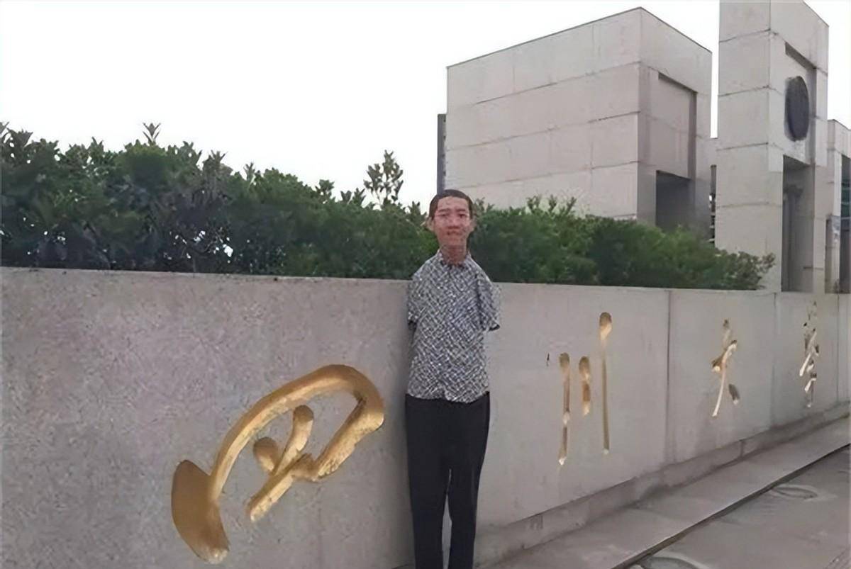 "无臂少年"彭超,6岁失去双臂,用双脚高考,他考了多少分