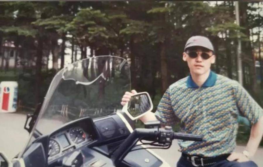 1998年,长春黑社会分子被打死,100辆豪车送葬,当街抛洒人民币_梁旭东