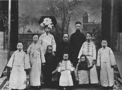 道光帝的第七个儿子是醇贤亲王奕譞,奕譞第五子是摄政王载沣,载沣的