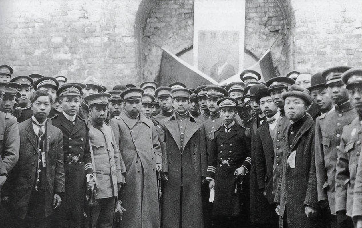 辛亥革命的标志是武昌起义,所以我们先了解武昌起义爆发的原因.从道