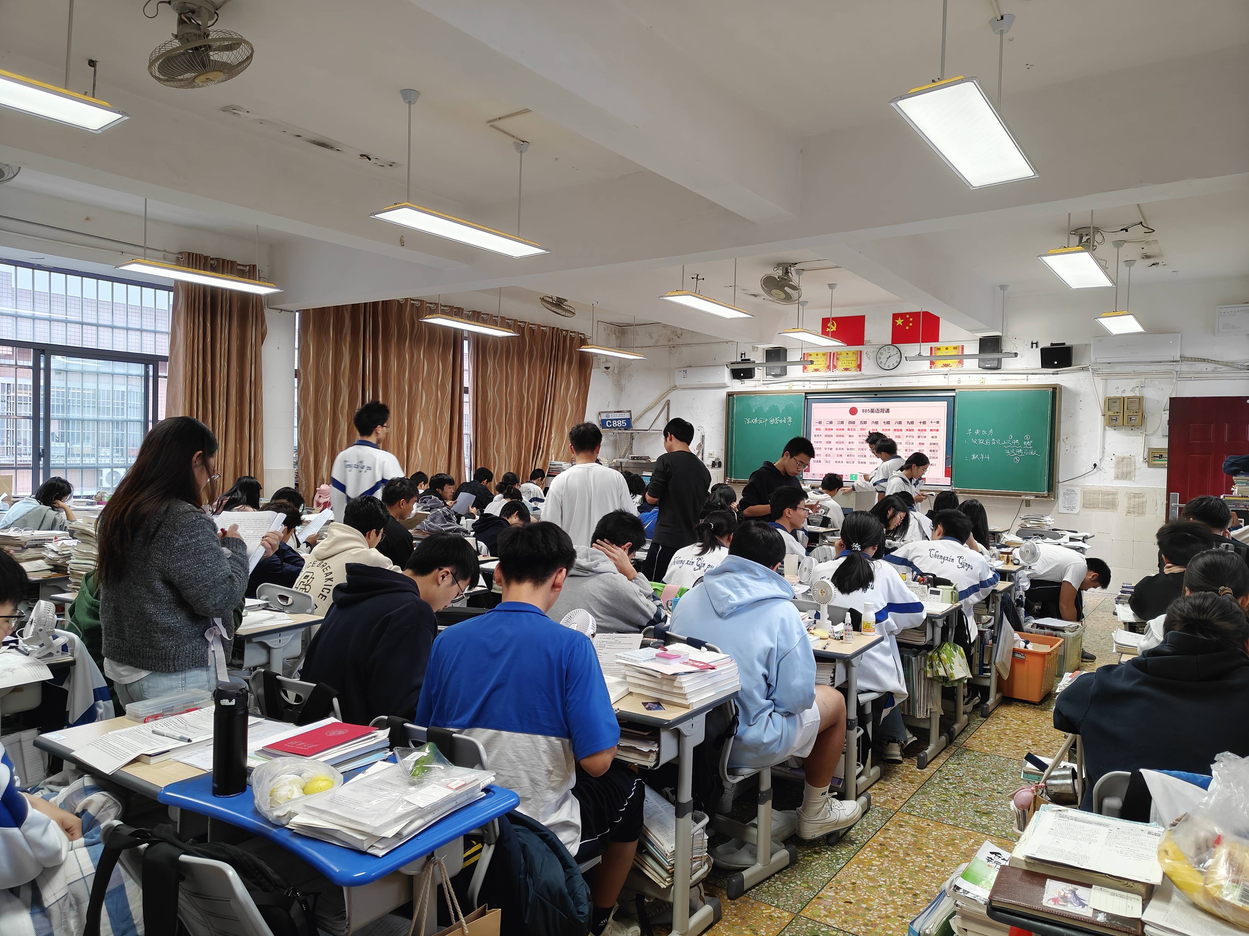 ny高三885班近期情况通报:晨曦为早起者亮彩