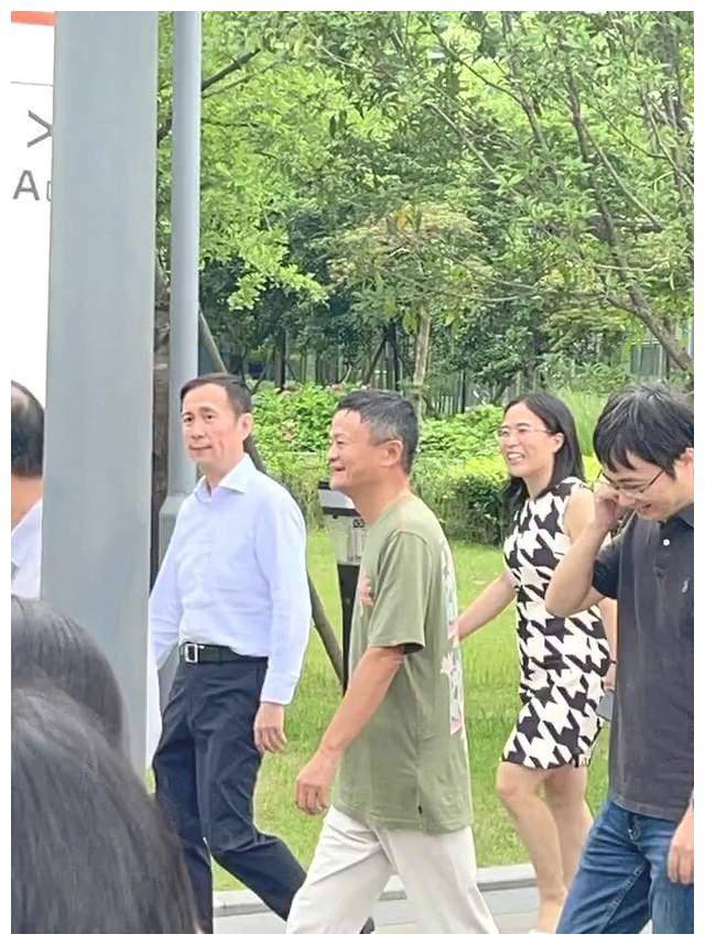 马云和逍遥子张勇走在c位,他们两位,可以说是阿里巴