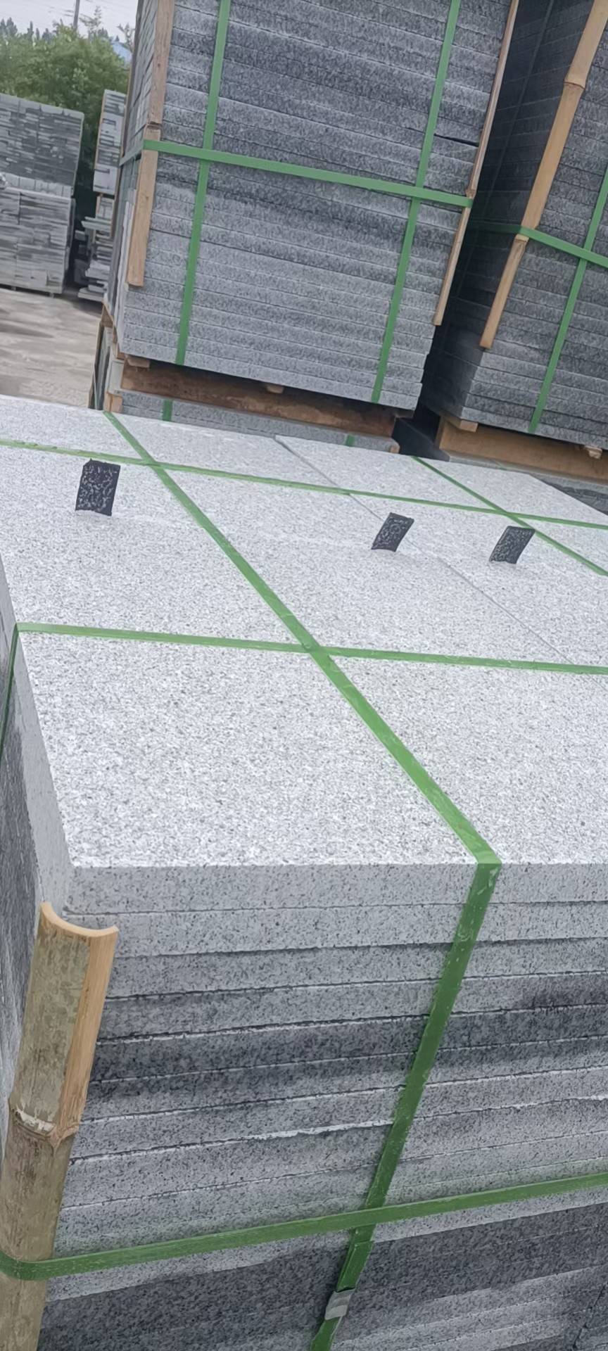 较硬的石材如花岗岩在交通频繁的区域表现更好.吸水率:吸