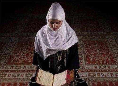 在沙特,女子都必须带着面纱,或者披着黑衣,然而美国知名杂志时尚就