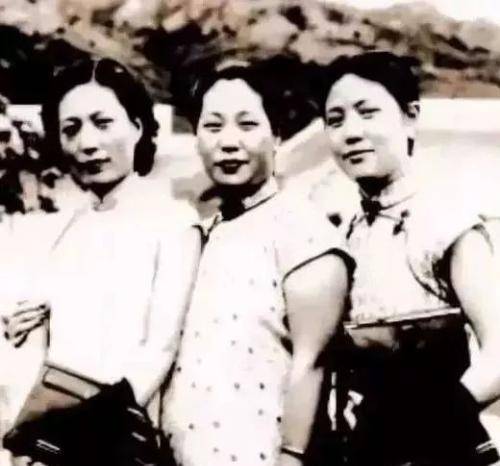 杜月笙一生最荒唐的事:同时霸占母女三人,最终将大女儿娶回家!