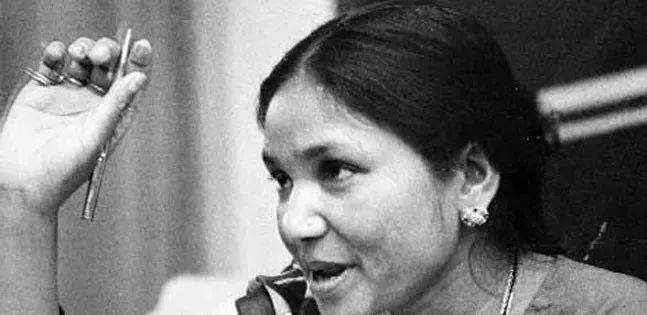 印度女匪王普兰戴维11岁被性侵,18岁屠杀全村男人,比想象中更狠