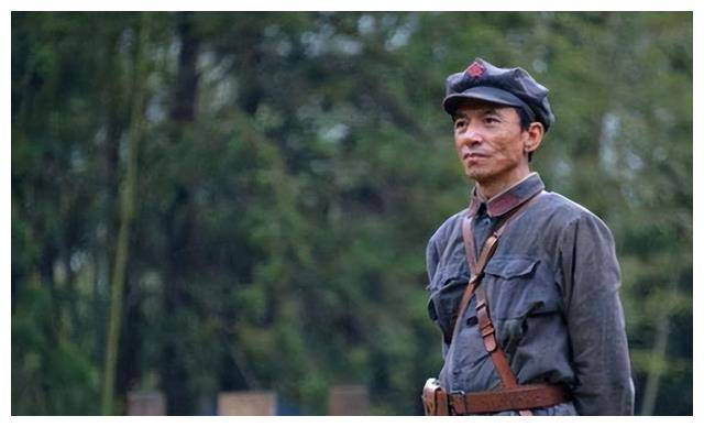 然而,就在李作鹏参加红军队伍的时候,他那个毕业于当地名校的哥哥李仁