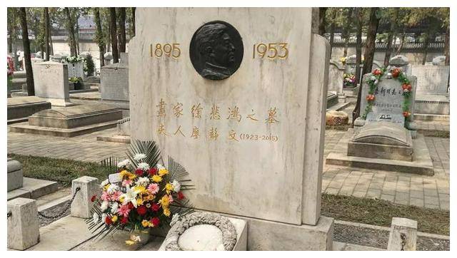 还有四座分别是:1955年因参加亚非会议飞机爆炸而遇难的李肇基,钟云