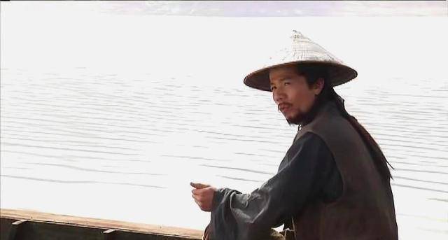 正在拉拉扯扯的时候,下游有个老艄公撑了一只船上来.