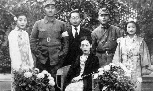 1937年,川岛芳子,段连祥(后排右二),东兴楼照片段连祥保存了一些方老