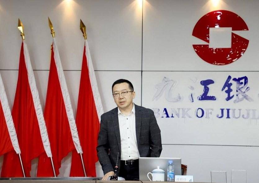 回国之后,潘锦功才知道,自己发明的发电玻璃,其实我国从八十年代就