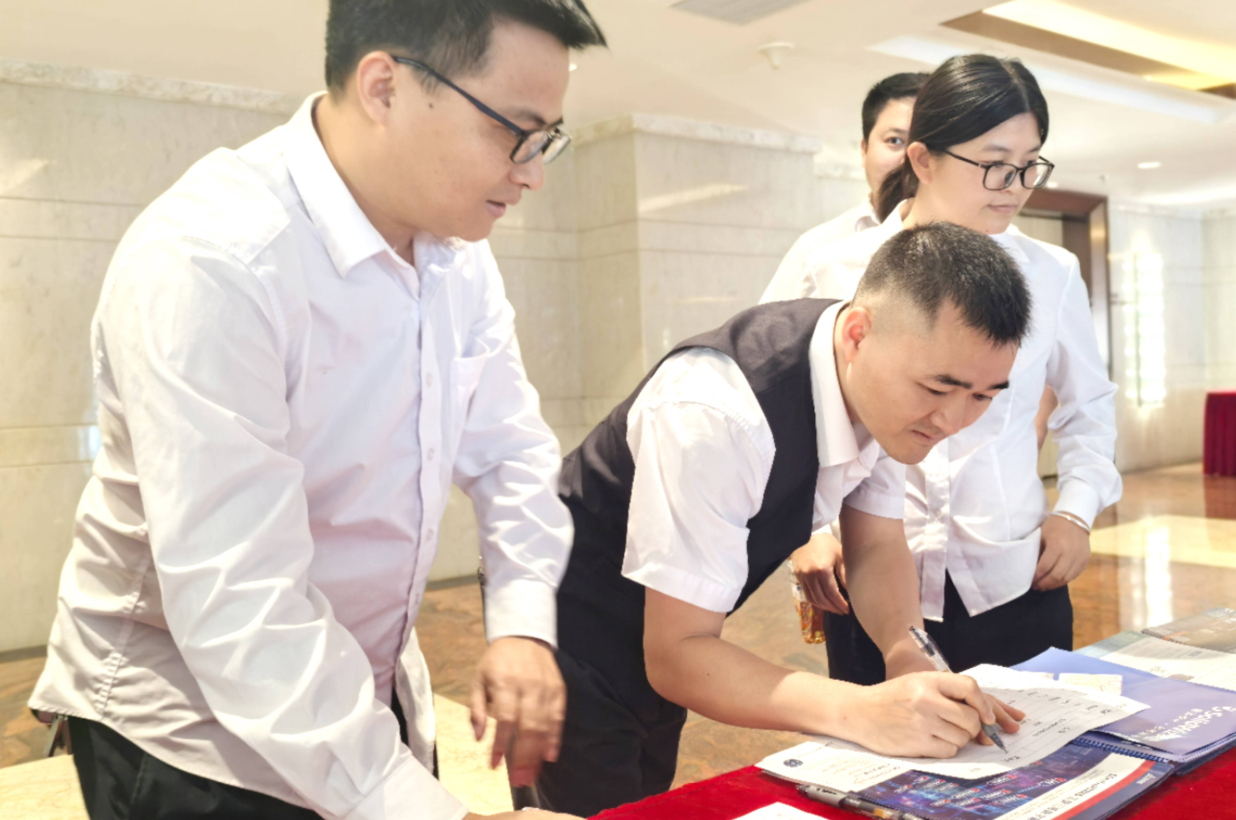 我们为尊贵的嘉宾们精心准备了一系列丰富而贴心的签到礼品,其中包括