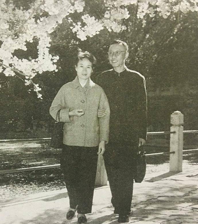 溥仪和李淑贤的婚姻幸福么?婚前两人互相隐瞒,婚后溥仪经常下跪