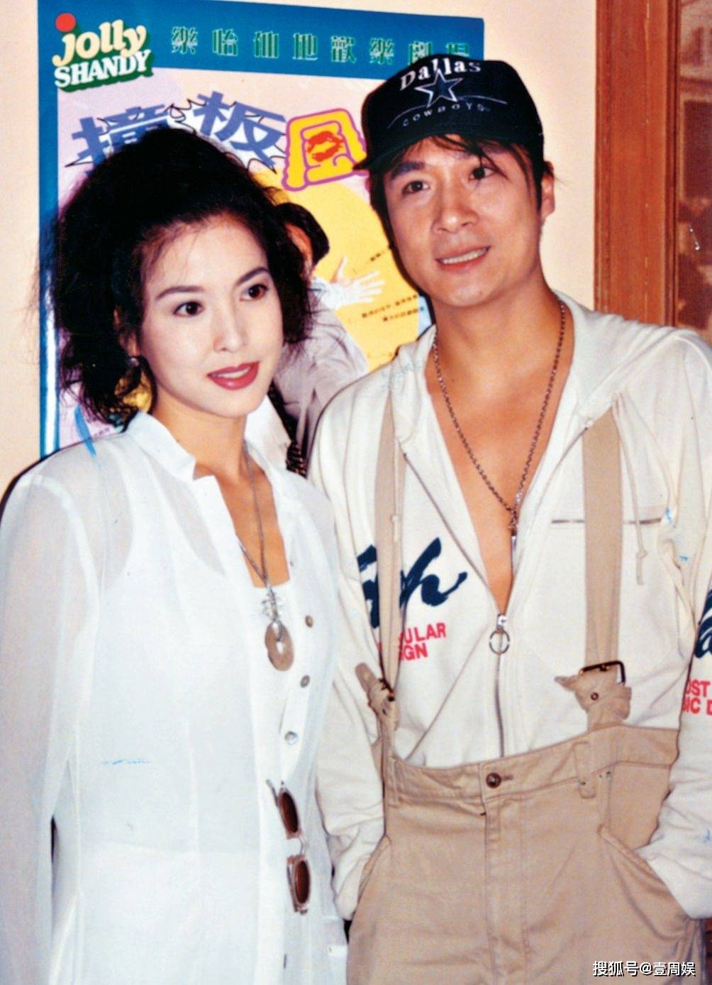 56岁李婉华罕见露面,跟江美仪聚餐心情好,结婚11年定居国外