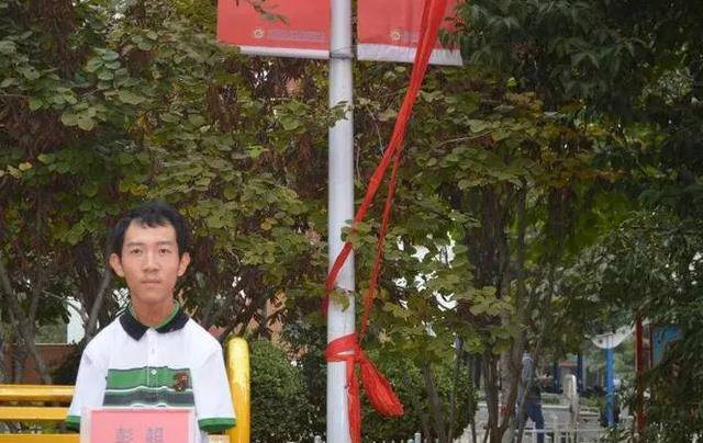 "无臂少年"彭超,6岁失去双臂,用双脚高考,他考了多少分?