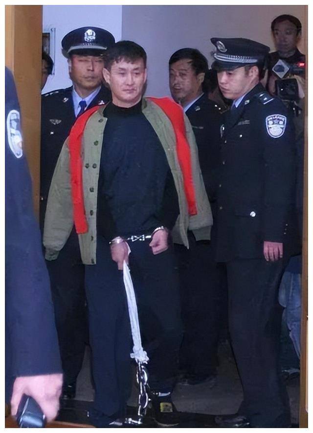 东北悍匪张显光潜逃16年,酒后吐真言,遭妻子举报落网.