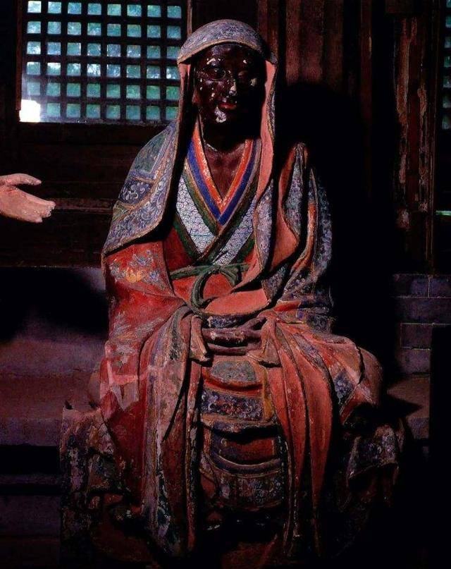 山东灵岩寺一尊罗汉崩裂,僧人上前一看,发现有五脏六腑