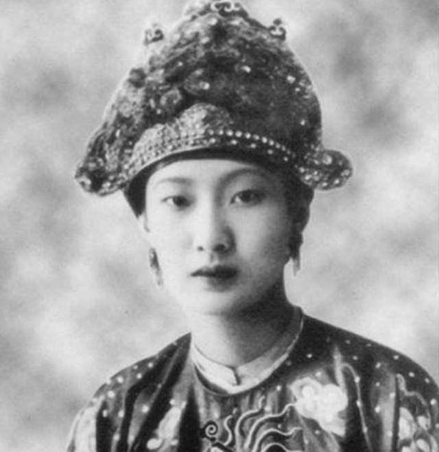 越南皇后阮友兰:风光大嫁,为皇室生5个娃,为何晚年住小村庄?