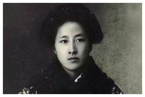 长到适婚年龄,她嫁给与自己门当户对的王延钧,婚后她度过人生中最平稳