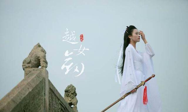 说白了,阿青应该是金庸笔下最不懂男人的女人,男人的爱不是靠感动得到