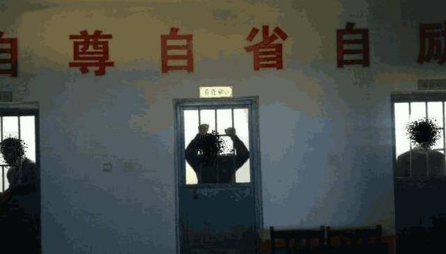关禁闭是军队和警察内部的一种常规的纪律处分措施,我国的公安条例也
