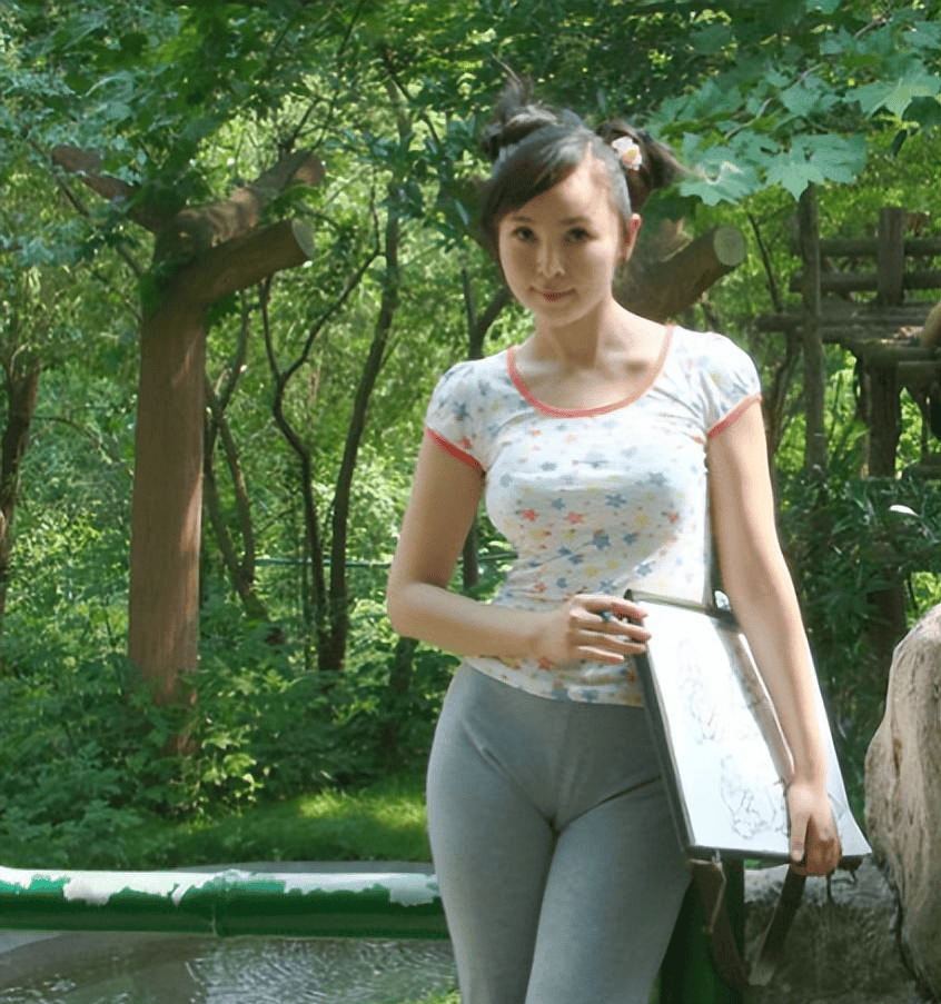 画家李壮平让女儿当人体模特,6年百幅画作,获奖无数却争议不断