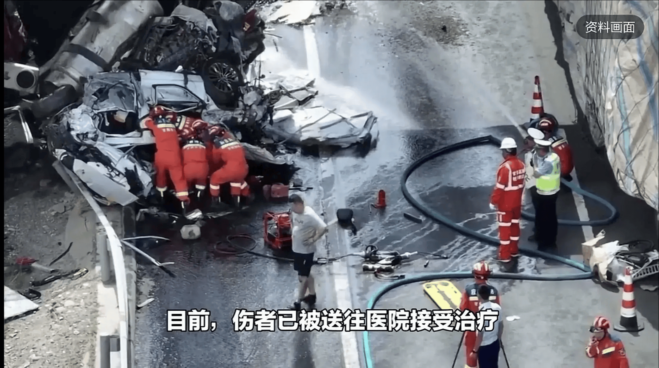 车祸现场:湖南一轿车停路口被湖北一罐车侧翻压成平板