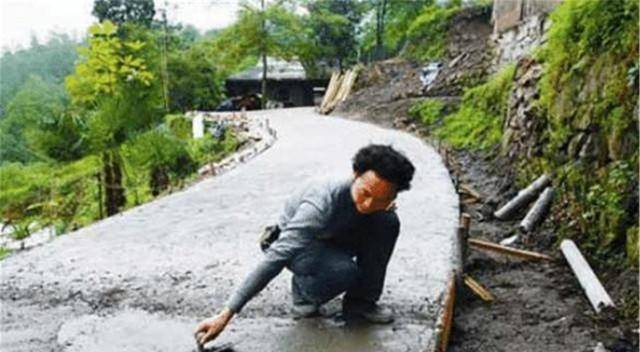 汶川地震图片父亲图片